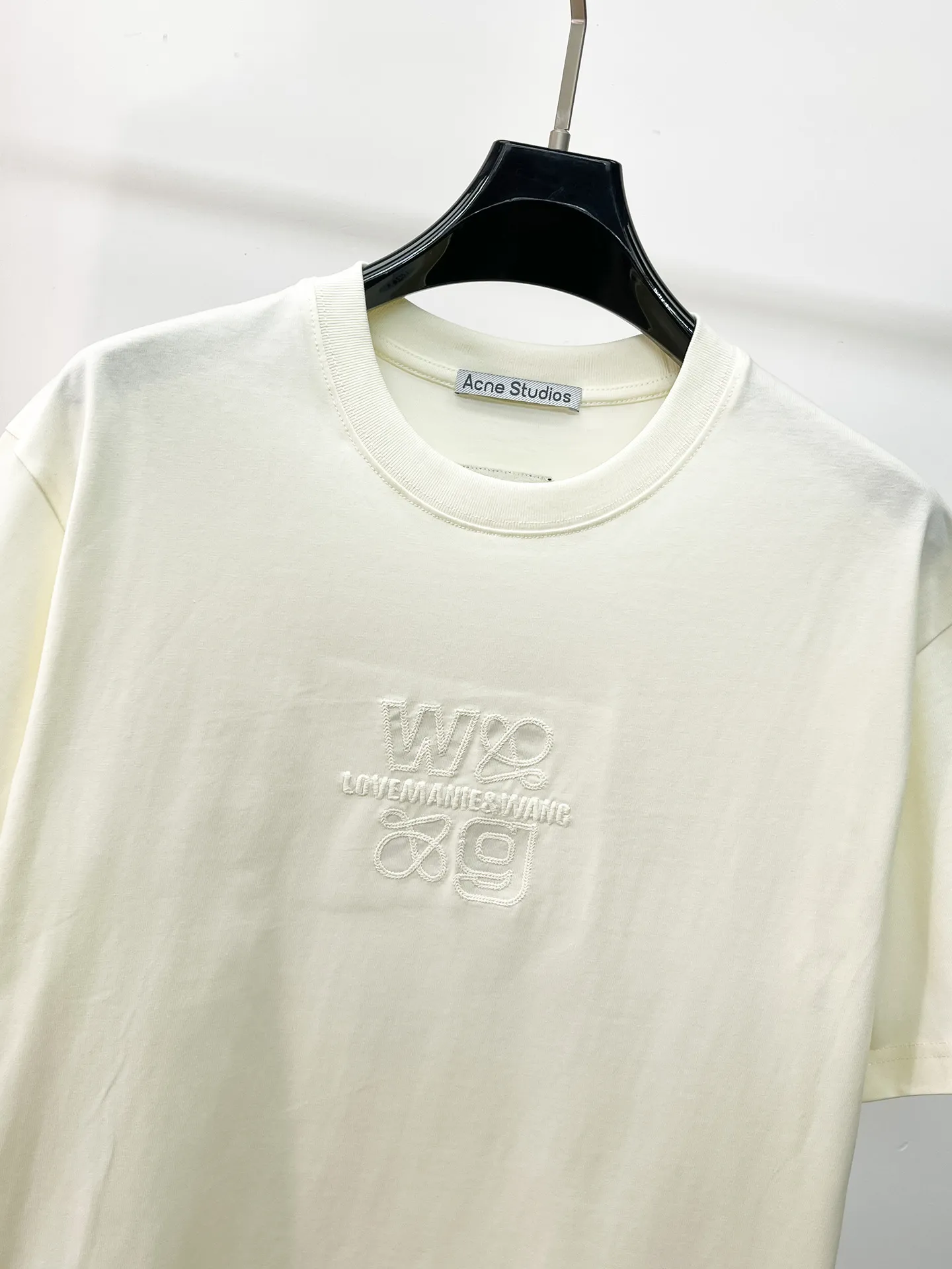 Balenciaga's high-end top-quality products 🐮2026 Spring and Summer New Arrival first counter, the latest New Arrival short-sleeved round neck T-shirt, Premium customized design, avant-garde and fashionable! Brand logo heavy craftsmanship design Premium customized 260g fabric. Soft to the touch. Comfortable to wear. Counter-level exquisite stitching. Fine workmanship. The upper body effect is incomparably handsome! A must-have item for men and women with the same style! Sizes: S~XXL When placing an order, please state your height and weight. The maximum wearing size is 210 pounds (one size larger)